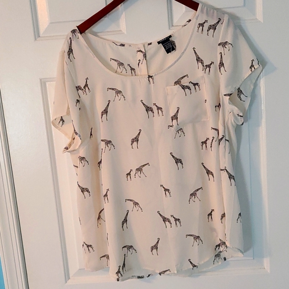 Torrid Size 1 cream giraffe print button back top